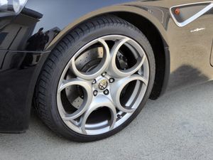 8C는 클로버리프 로고를 모방한 디자인의 알로이 휠을 특징으로 한다