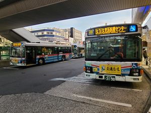 게이큐 구리하마역 동쪽 출구 버스 터미널 (2020년 8월)