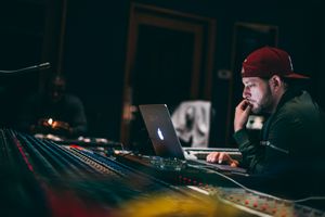 프로듀서 엘리트는 앨범의 프로듀싱을 제공했으며 앨범의 공동 총괄 프로듀서로도 활동했다.