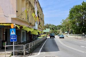 잘란 엔체 아왕(Jalan Enche Awang)을 따라 위치한 투통 타운 상가