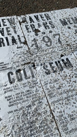 뉴헤이븐 콜리시엄에서 열린 모든 콘서트를 기록한 포스터