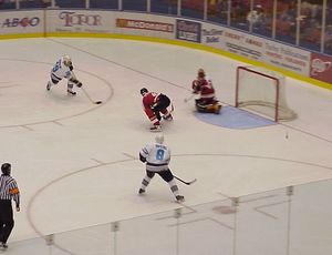 테이비스 한센과 다니엘 브리어가 세인트 존 플레임스를 상대로 득점