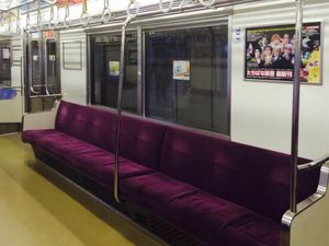 2014년 11월 3700형 전동차 내부의 긴 의자