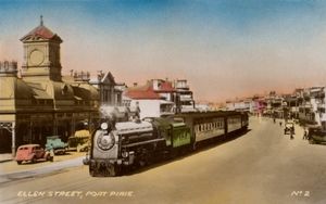 1940년 포트피리의 엘렌 거리 중앙을 달리는 여객 열차