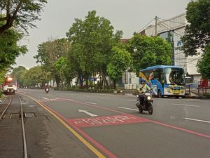 자바 섬 솔로, 인도네시아 잘란 슬라멧 리야디를 따라 운행하는 열차