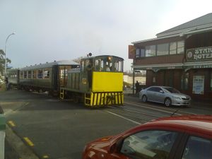 카와카와에서 도로를 달리는 노면 궤도