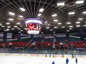 2013년 12월 15일 Lake Erie Monsters와 Utica Comets 간의 경기 중 유티카 기념 강당 내부