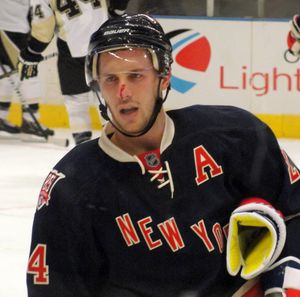 2011년 2월 뉴욕 레인저스의 부주장으로 활약하는 캘러헌. 그는 2009년에 부주장으로 임명되었다.