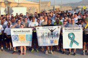 아프가니스탄의 미군이 성폭력 인식 개선의 달을 기념하여 5km 달리기/걷기 행사를 하고 있다.