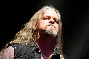 1984년에 밴드 구상을 시작한 기타리스트 존 섀퍼는 아이스드 어스의 유일한 원년 멤버이다.