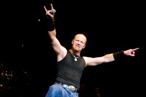 맷 바로우(Matt Barlow)는 1995년의 Burnt Offerings 앨범을 위해 밴드에 합류했다. 그는 2003년 밴드를 떠나기 전까지 아이스드 어스와 함께 3개의 앨범을 더 녹음했다.