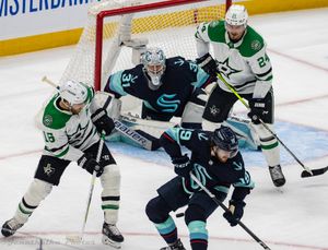 파벨스키(왼쪽)가 2023년 스탠리 컵 플레이오프 2라운드 6차전에서 시애틀 크라켄의 재러드 매캔과 대결하고 있다.