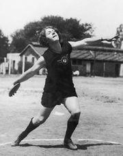 코플랜드가 1928년 하계 올림픽에서 원반던지기를 하고 있다.