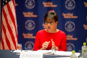 도쿄에서 국제 언론에 연설하는 프리츠커 장관 (2014년 10월 21일)