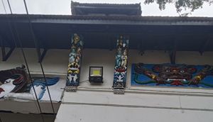 카트만두 뉴 로드 게이트에 있는 Chyasilin Mandap의 나무 버팀대