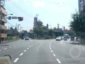 기타하라 교차점. 본 노선은 왼쪽에서 오른쪽 대각선으로 간다. 오른쪽 뒤편이 신주쿠 방향