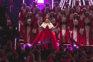 2015년 Kylie Christmas 콘서트 중 공연하는 미노그