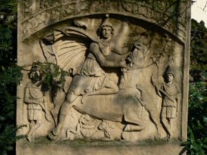 CIMRM 1083: "하이덴펠트" 미트라에움(독일 헤데른하임 미트라에움 I)의 타우로크토니 조각상, 현재 비스바덴에 소장.