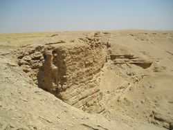 남쪽 계곡을 내려다보는 성벽 잔해