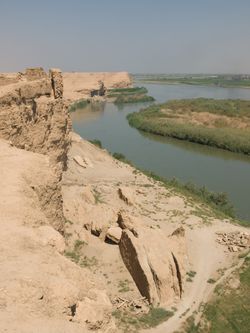 두라 에우로포스의 성채. 유프라테스 강을 따라 절벽 위에 세워짐