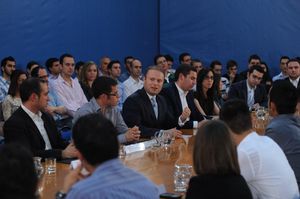 젊은 세대에게 자신의 정책안을 설명하는 무스카트(2012년 9월)