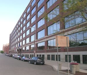 벽돌과 유리 사무실 건물