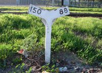 남아프리카 공화국 웨스턴케이프 주 벨빌의 철도 경사도 표지판. 1:150 경사와 1:88 경사를 나타낸다.