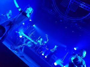 2018년 공연하는 비트윈 더 베리드 앤드 미