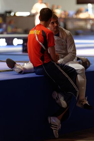 코발리우(L)는 2013년 세계 펜싱 선수권 대회에서 Tiberiu Dolniceanu에게 조언하고 있다.