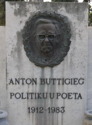 POLITIKU U POETA - 부티기그의 묘비는 몰타에서 가장 큰 묘지인 파올라의 아돌로라타 묘지에 있다.