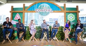 샌디에이고 코믹콘 2016 기간 중 펫코 파크에서 열린 '콜로니' 오프사이트 행사, 캠프 코니발에서 배우들. 왼쪽부터: 애드리안 파스다, 토리 키틀스, 사라 웨인 콜리스, 라이언 콘달, 피터 제이콥슨, 아만다 리게티, 조쉬 할로웨이