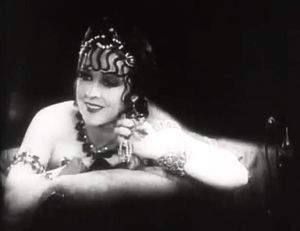 1927년 무성 영화 대작 왕중왕의 예고편에 출연한 로건