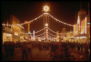 밤의 게이웨이, 골든 게이트 국제 박람회; 샐리 랜드의 누드 랜치를 광고하는 네온 사인(왼쪽)