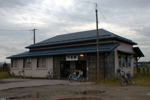 1998년 8월의 이전 역 건물