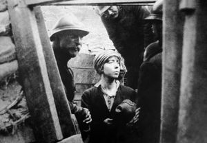 제1차 세계 대전 중 이저 전선의 참호를 방문한 알베르 1세 국왕과 엘리자베스 여왕