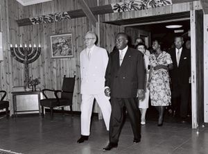 1961년 예루살렘에서 이스라엘 대통령 이츠하크 벤-츠비와 함께 있는 필리베르 치라나나.