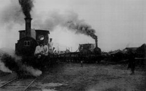 1913년경 조시 관광 철도 나카노초역 옆에 있는 증기 기관차 1호 및 2호