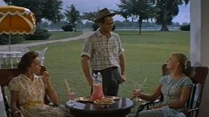 벤 퀵이 클라라 바너와 대화하고 있다. 왼쪽에 아그네스가 있다.