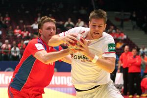 미켈 한센(오른쪽)이 덴마크 소속으로 러시아를 상대로 경기하는 모습 (2010년 유럽 남자 핸드볼 선수권 대회)