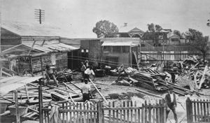 1918년 사이클론으로 손상된 매카이의 집을 치우는 노동자들