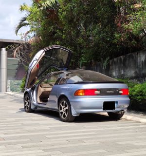 버터플라이 도어 한쪽이 열린 뒷모습