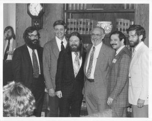 (왼쪽부터) 딕 래스웰, 켄 아이버슨, 로저 무어, 아딘 팔코프, 필 에이브럼스, 래리 브리드. 배경 왼쪽 가장자리: 존 맥그루. 1978년 캐나다 온타리오주 토론토에서 열린 APL 사용자 회의에서 I.P. 샤프 어소시에이츠 환대 스위트에서 촬영.
