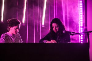 2014년 레비(왼쪽)와 티르자