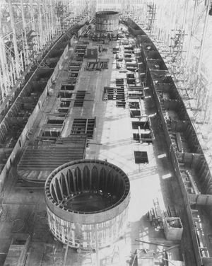 건조가 중단된 후 1922년 3월 8일의 새러토가. 갑판에는 전함의 주포에 사용되었을 원형 바벳이 블록 위에 놓여 있다.