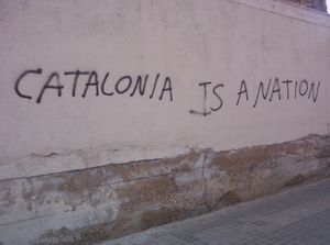 “카탈루냐는 민족이다”라는 낙서는 그리 드문 광경이 아니다.