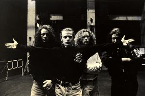 디스차지는 펑크 록과 헤비 메탈을 결합한 초기 밴드로, 많은 선구적인 스래시 메탈 그룹에 영향을 미쳤다.