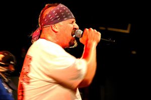 수어사이덜 텐덴시스(Suicidal Tendencies)의 프론트맨 마이크 뮤어(Mike Muir)는 종종 크로스오버 스래시 장르의 선구자로 언급된다.