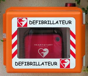 코믹 산스로 라벨링된 제세동기 케이스 (모나코)