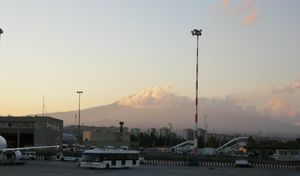 배경에 에트나 화산이 보이는 공항 활주로