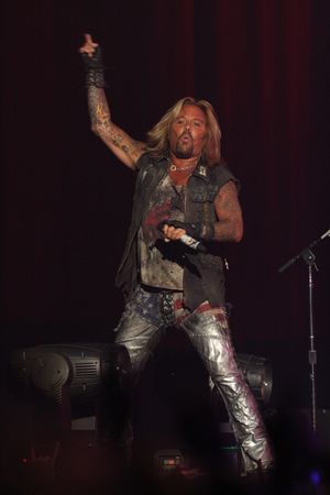 리드 보컬 빈스 닐(2011년 사진)은 Mötley Crüe가 Theatre of Pain을 녹음하는 동안 차량 과실 치사 혐의로 재판을 받고 있었다.